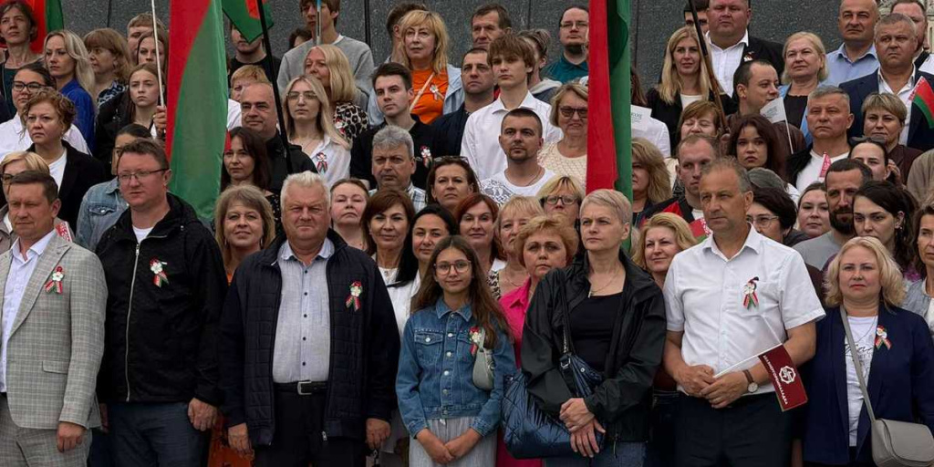 Народное возложение цветов на Площади Победы 