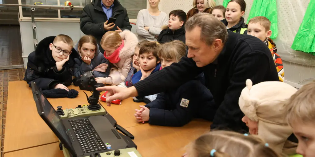 Экскурсия в мир технологий: школьники на АГАТе!