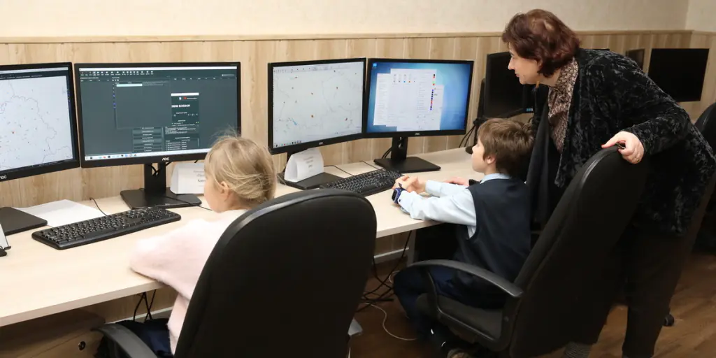 Экскурсия в мир технологий: школьники на АГАТе!