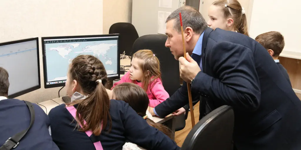 Экскурсия в мир технологий: школьники на АГАТе!