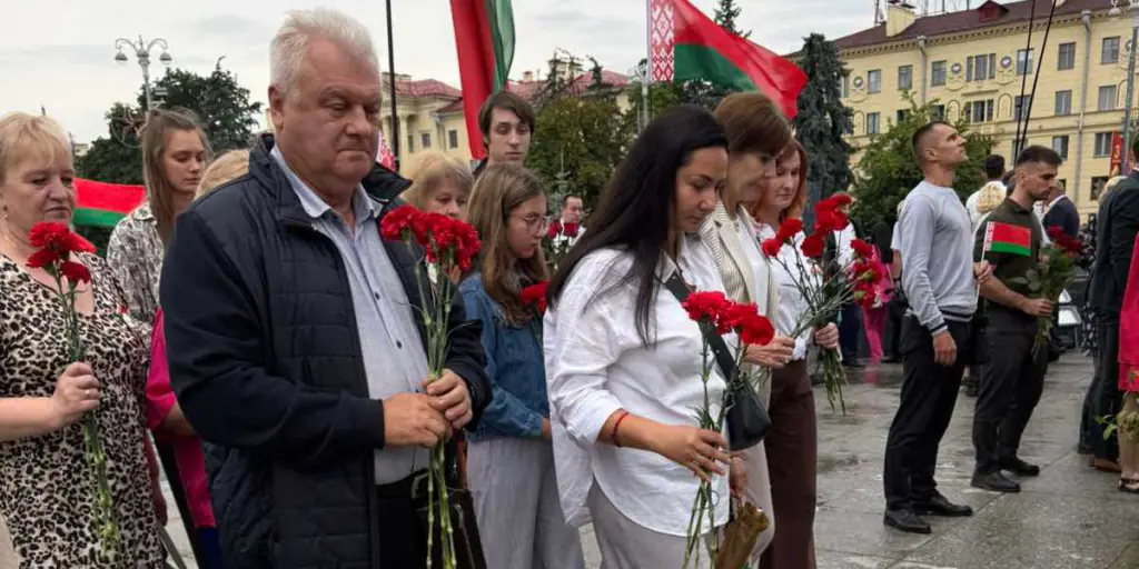 Народное возложение цветов на Площади Победы