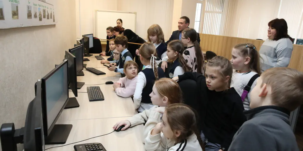 Экскурсия в мир технологий: школьники на АГАТе!