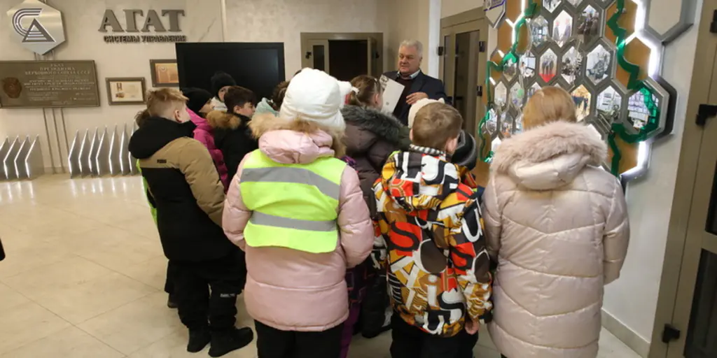 Экскурсия в мир технологий: школьники на АГАТе!